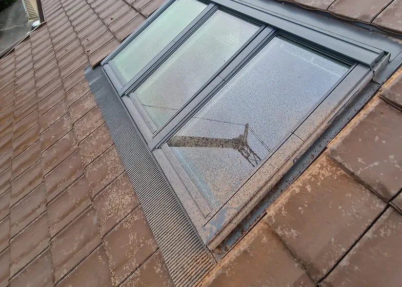Fenêtre de toit avec raccord zinc, artisan couvreur Chablais